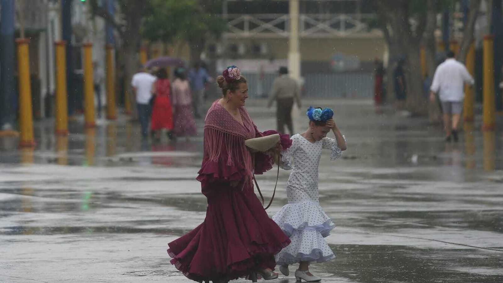 Carreras para evitar mojarse en la Feria de Algeciras.