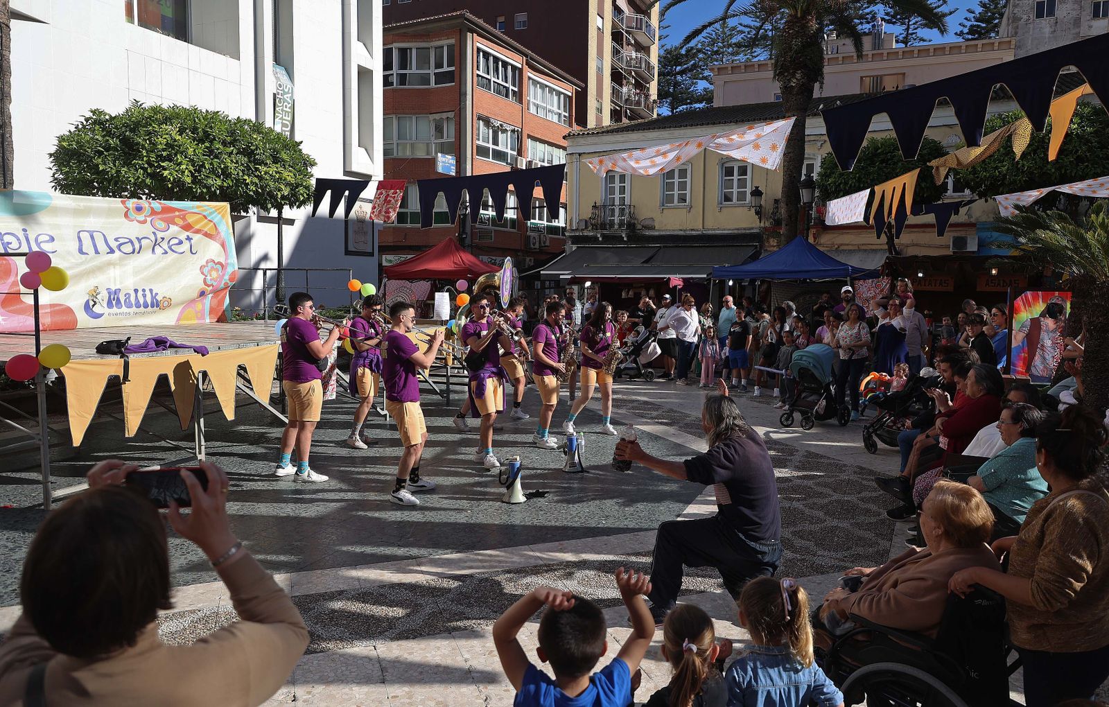 El mercadillo hippie de la Fiesta de la Primavera de La Línea, en imágenes