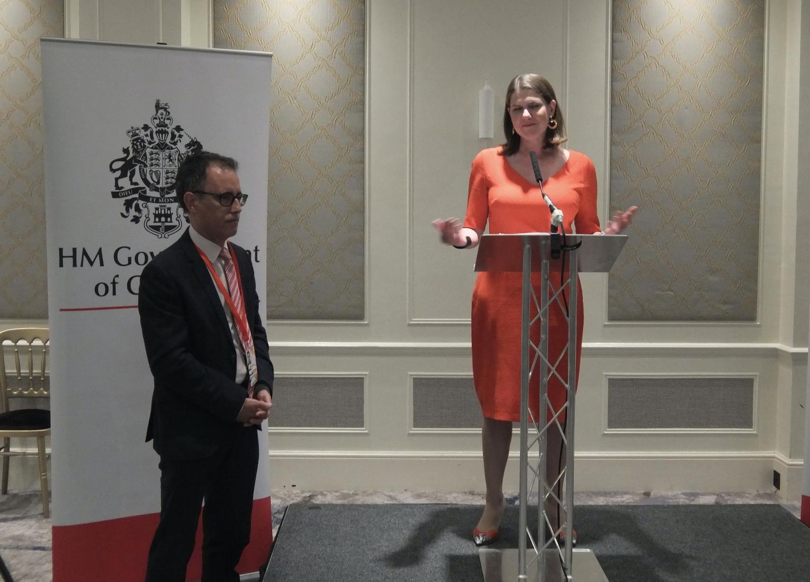 La líder liberal Jo Swinson, con el viceministro principal de Gibraltar, Joseph García.