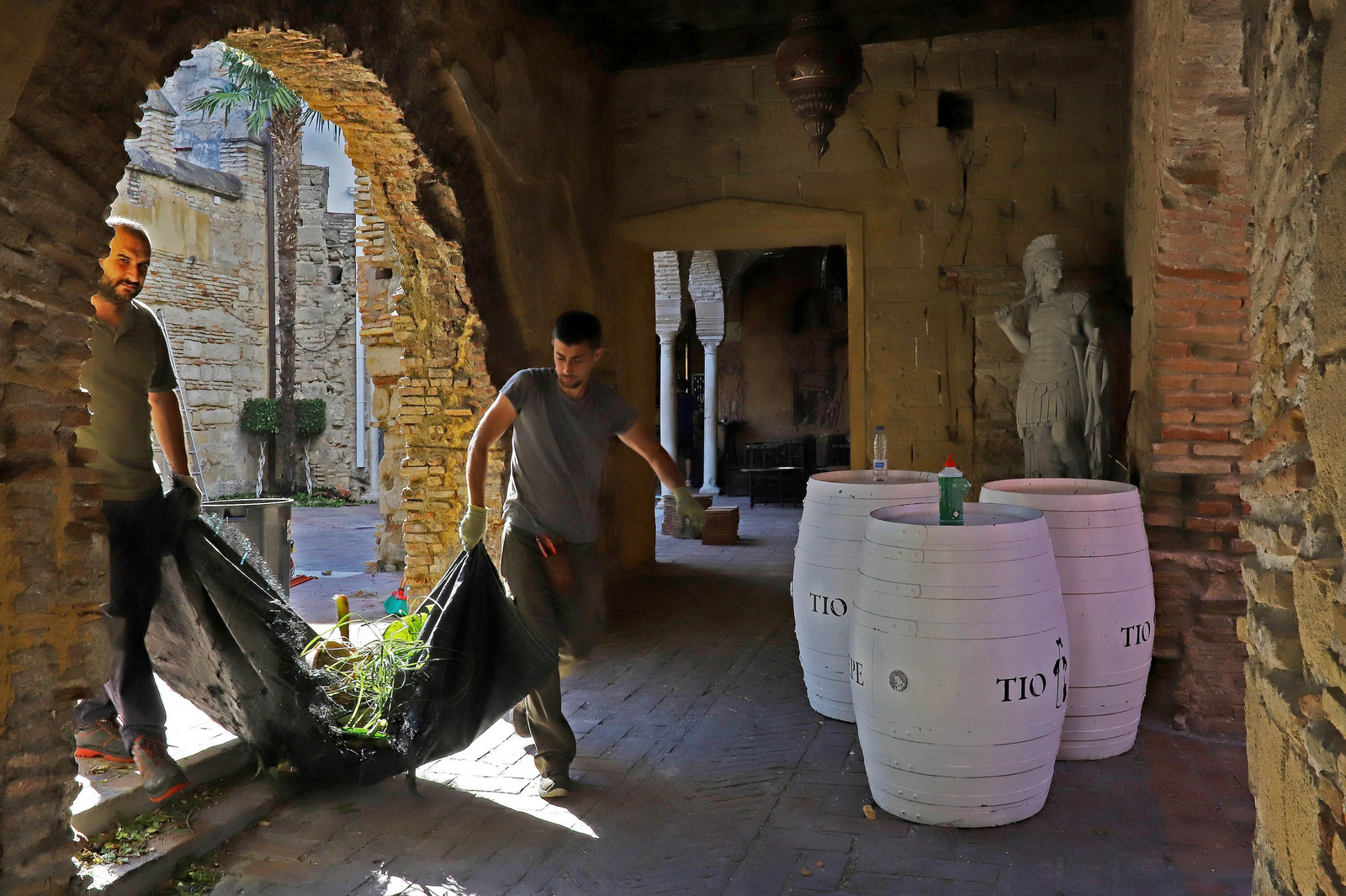 Dos trabajadores, ayer durante los trabajos de limpieza y puesta a punto del Bereber.