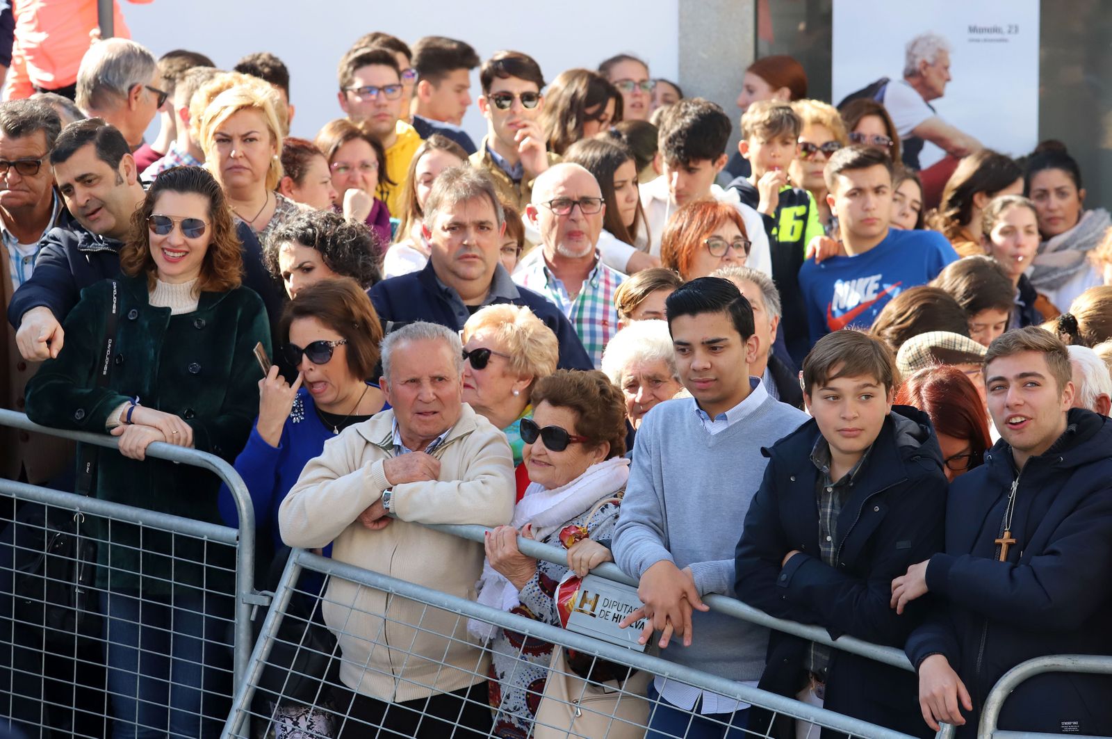 Imágenes de Don Felipe y Doña Letizia arropados por el cariño de los almonteños