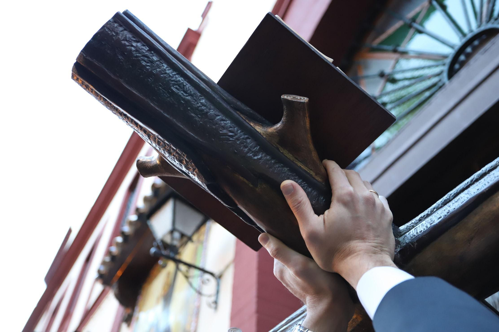 Procesión del Cristo de la Vera Cruz, escoltado por la Legión en las calles de Huelva