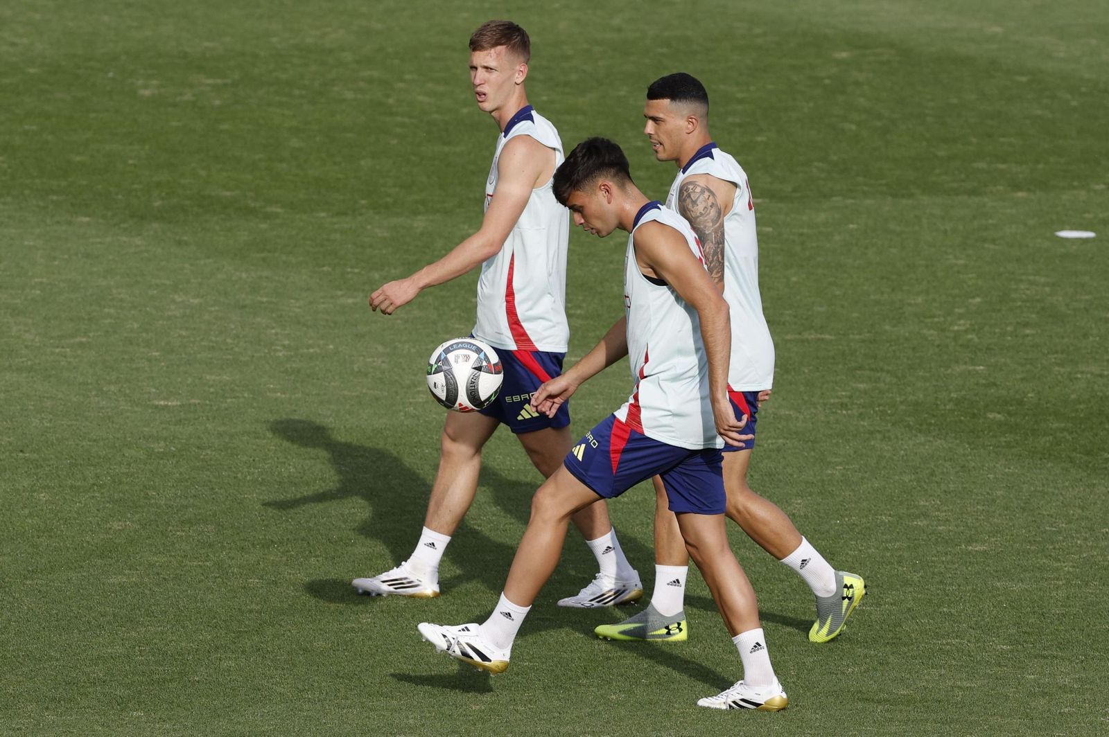 Dean Huijsen sonríe con España mientras espera a Isco