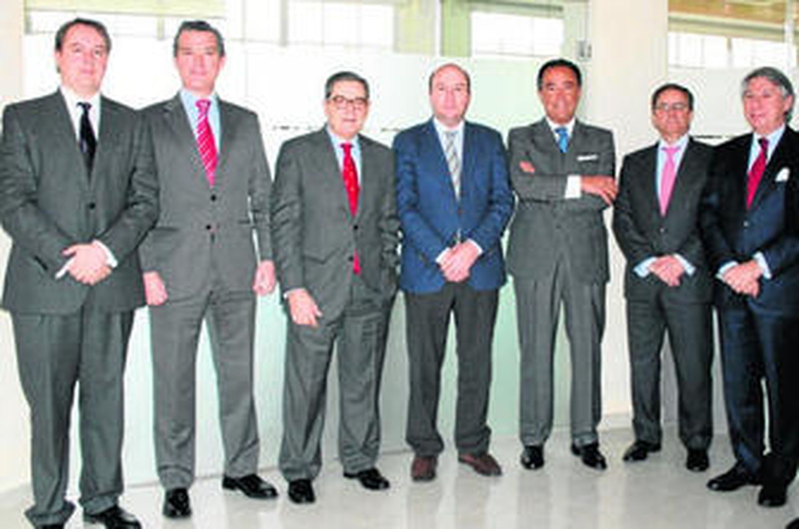 Mario Fernández, en el centro, en el acto de inauguración de la oficina de Fineco.