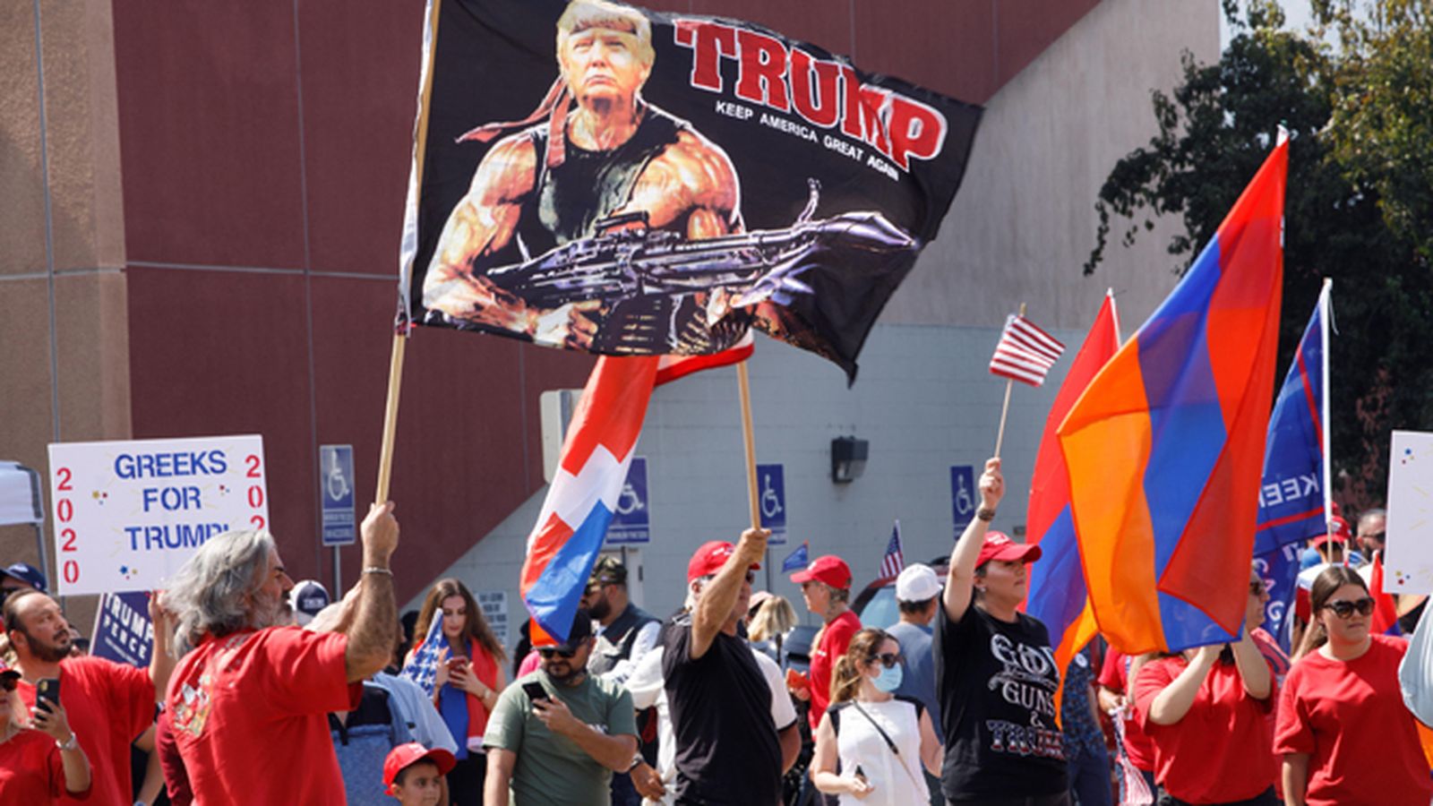 Seguidores de Trump en las inmediaciones del Hospital Walter Reed.