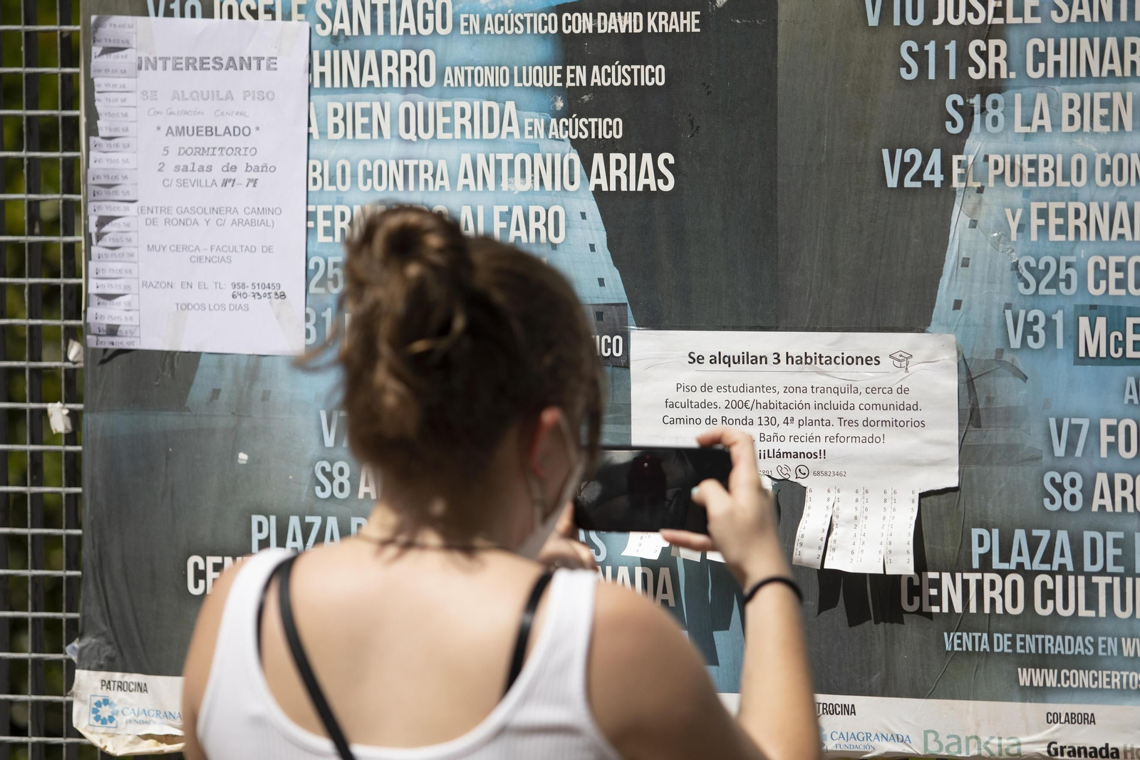 Una mujer fotografía un cartel de alquiler de piso en Granada