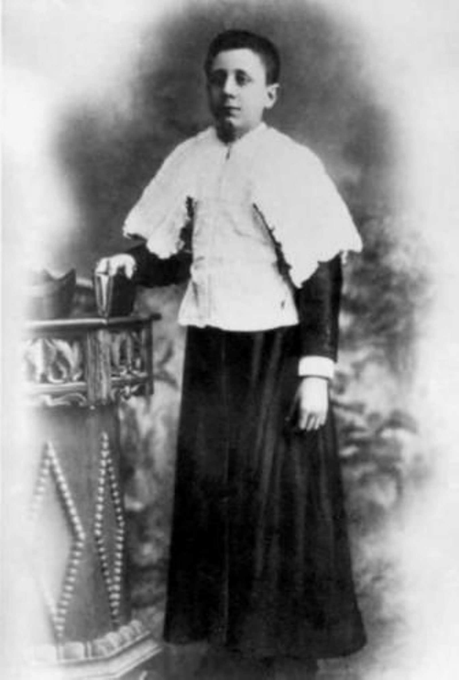 Un monaguillo clásico, a la izquierda, y otro 'de gran gala', sobre estas líneas. Arriba, el Padre Ferrer, quien mejor conoce Sierra Nevada, y un disco de los radiofónicos 'Matilde, Perico y Periquín'.