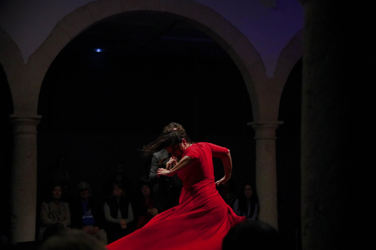 El Centro Andaluz de la Fotografía de Almería presenta el calendario 2025 con la actuación de la bailaora María Moreno, en imágenes