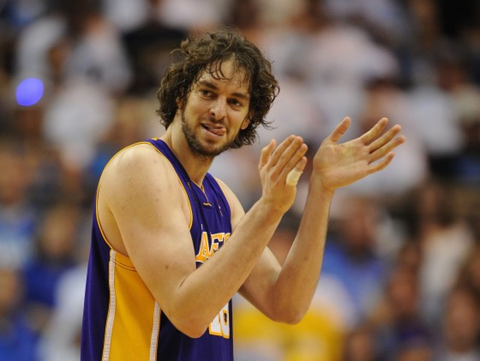 Gasol anima a sus compañeros durante el encuentro.