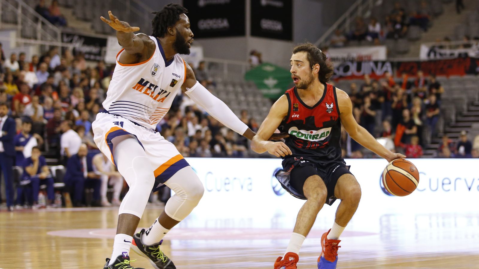 Josep Pérez dirige un ataque de los rojinegros en el duelo del pasado sábado.