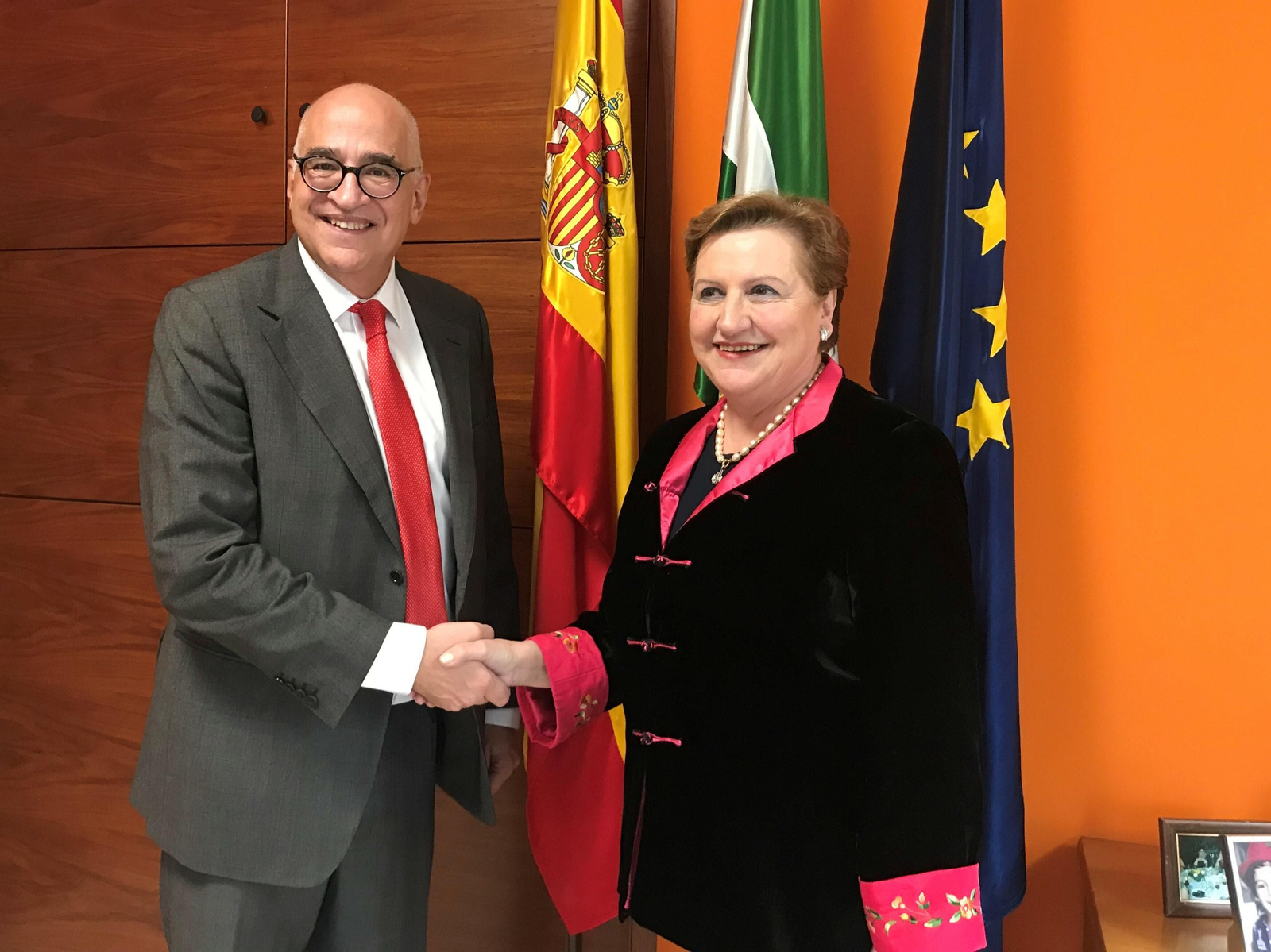 El director de Corporate Affairs de Roche, Federico Plaza, y la directora gerente de la EASP, Blanca Fernández–Capel.