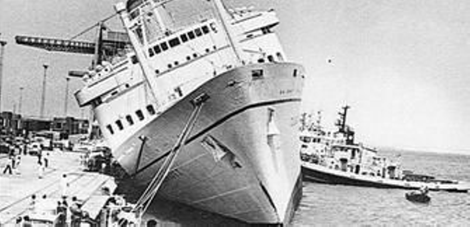 El barco de cruceros tuvo ua escora de 28 grados tras entrar el agua por una vía de agua tras chocar en la maniobra de entrada al muelle gaditano el 29 de julio de 1984.