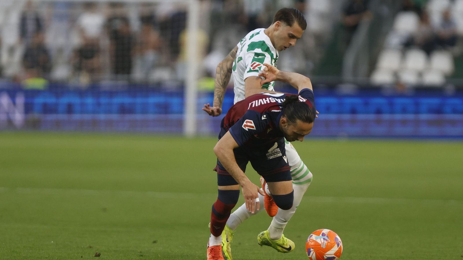 Álex Sala presiona a Kochorashvili en el inicio del Córdoba CF - Levante.