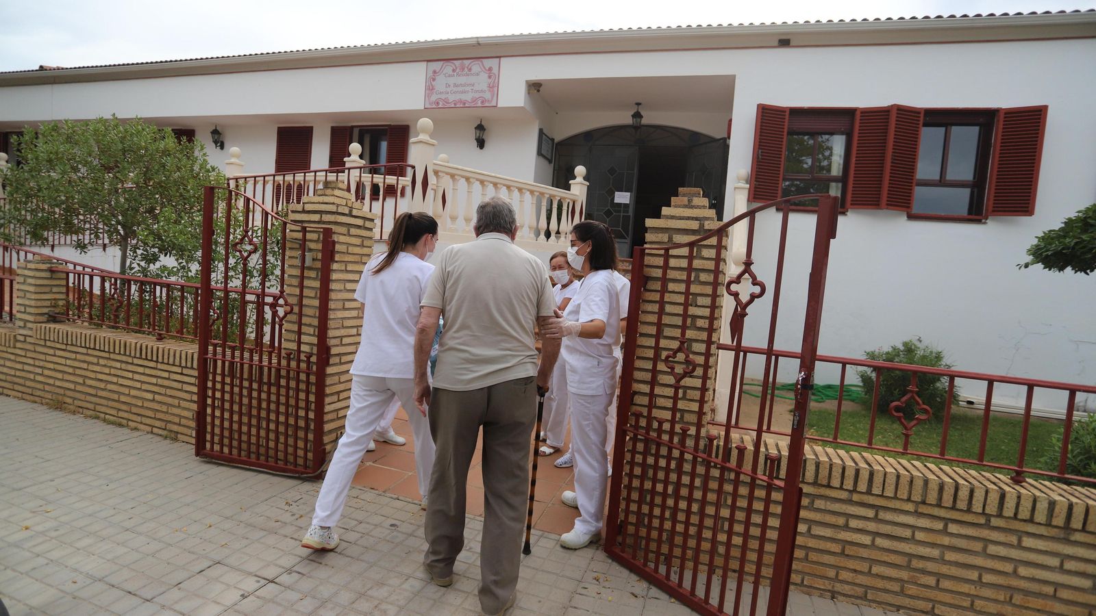 Un anciano es recibido por las cuidadoras en el geriátrico de La Zarza.