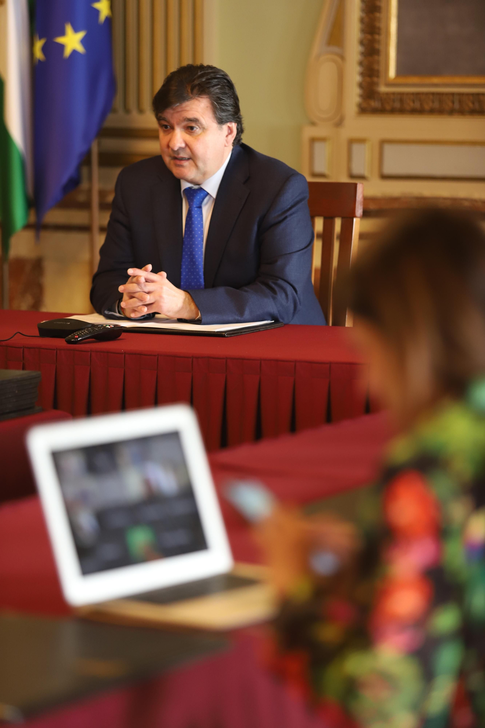 Imágenes de la primera rueda de prensa telemática del alcalde de Huelva Gabriel Cruz