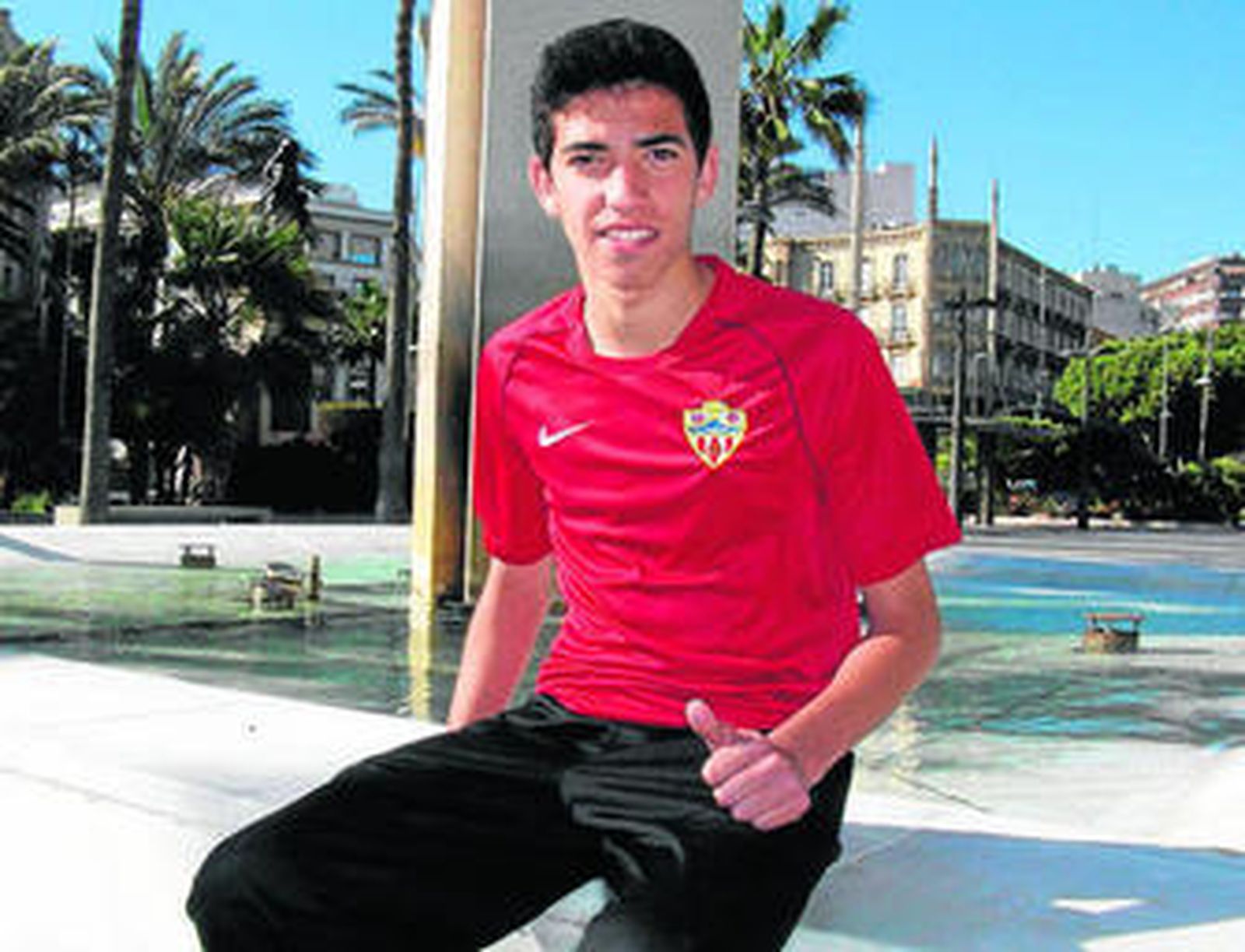 Juan Antonio Segura posa para Diario de Almería en La Rambla.