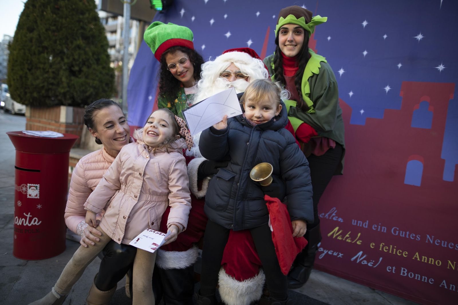 Multitud de visitantes y ambiente navideño en Granada durante el puente, en imágenes