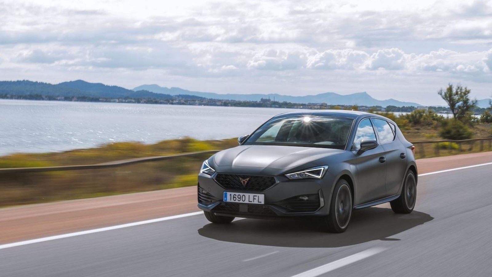 El Cupra León se ofrece con dos versiones e-HYBRID de 204 y 245 CV