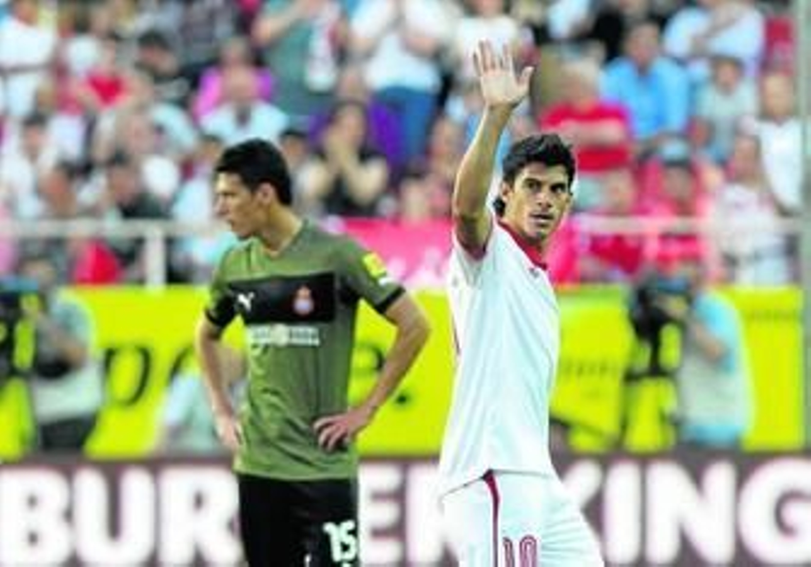 Perotti saluda al público al abandonar el campo para ser sustituido por Stevanovic.