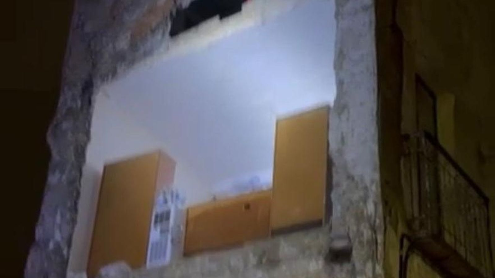 Vista desde fuera de parte de la pared caída.