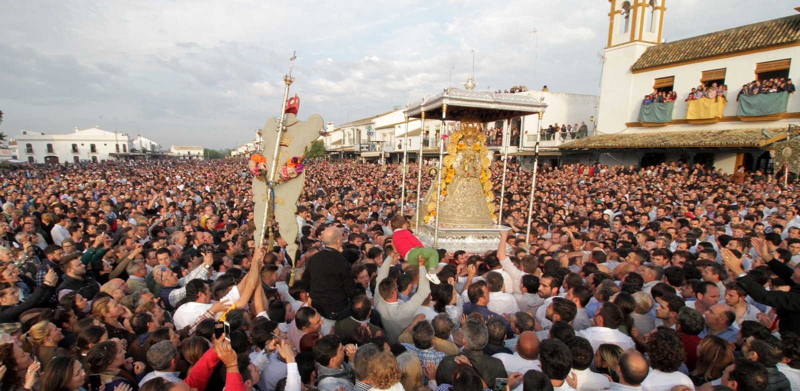 Las imágenes de la procesión de la Virgen del Rocío por la aldea en el Lunes de Pentecostés