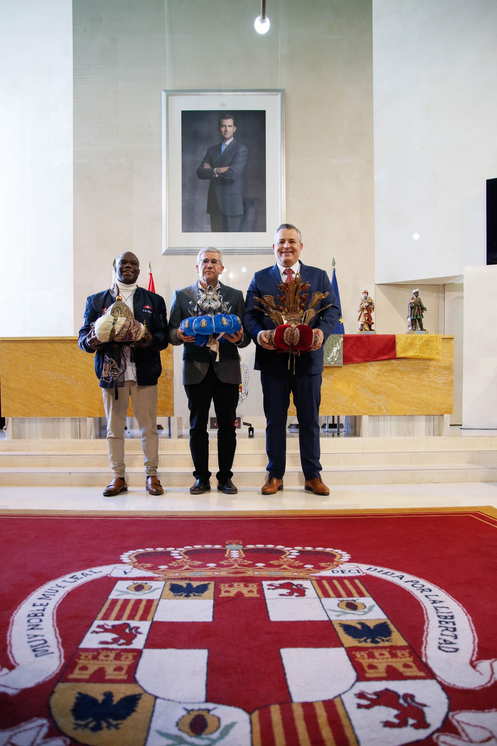 Imágenes de la entrega de las coronas a los emisarios de sus Majestades los Reyes Magos de Oriente