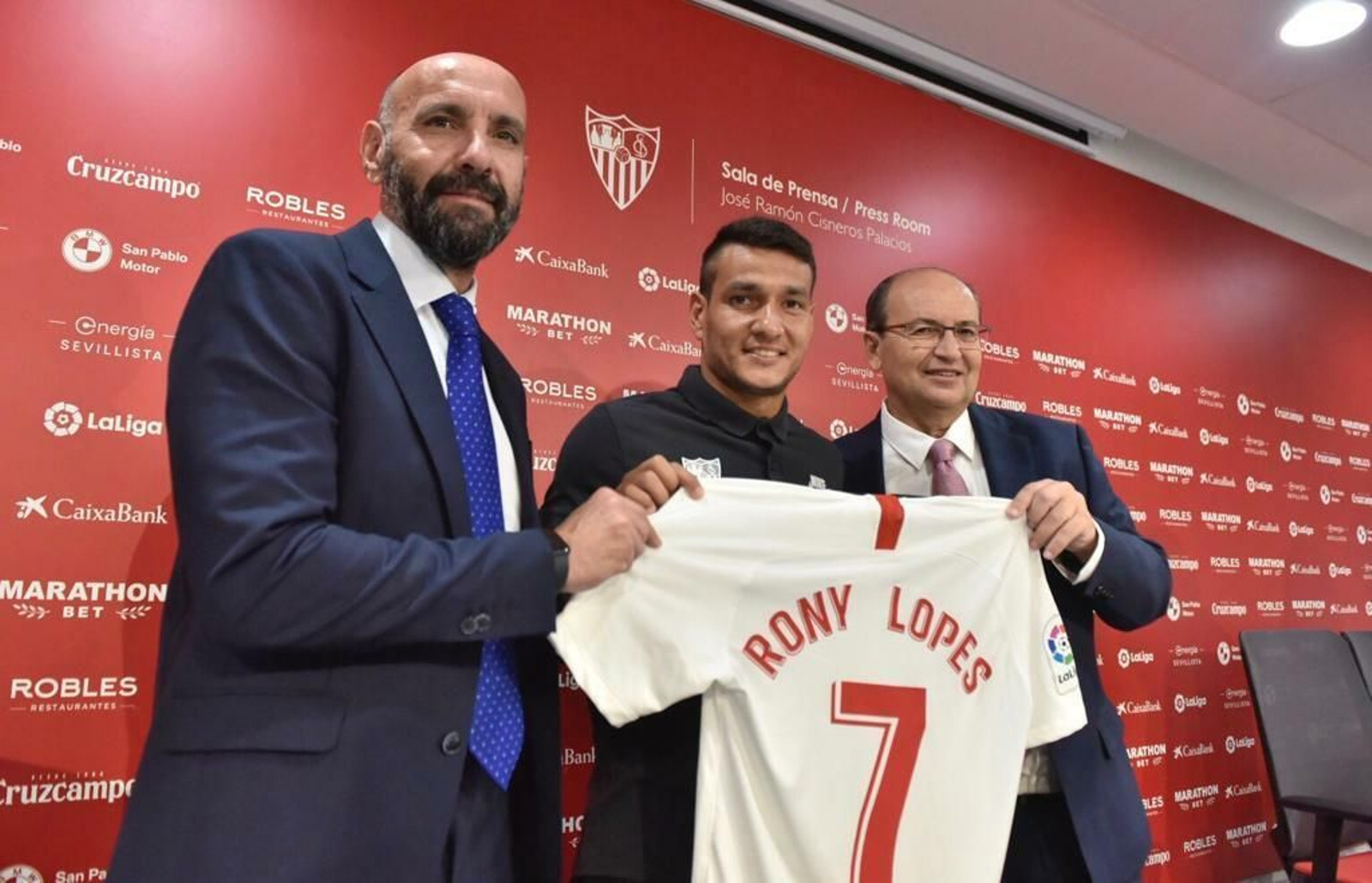 Rony Lopes, junto a Monchi y José Castro en su presentación.