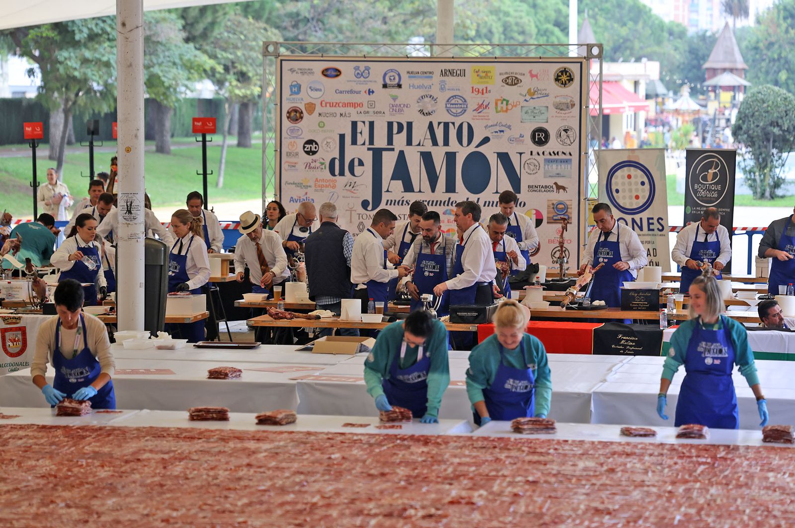 Huelva consigue el récord Guinness con el plato de jamón más grande del mundo, en imágenes