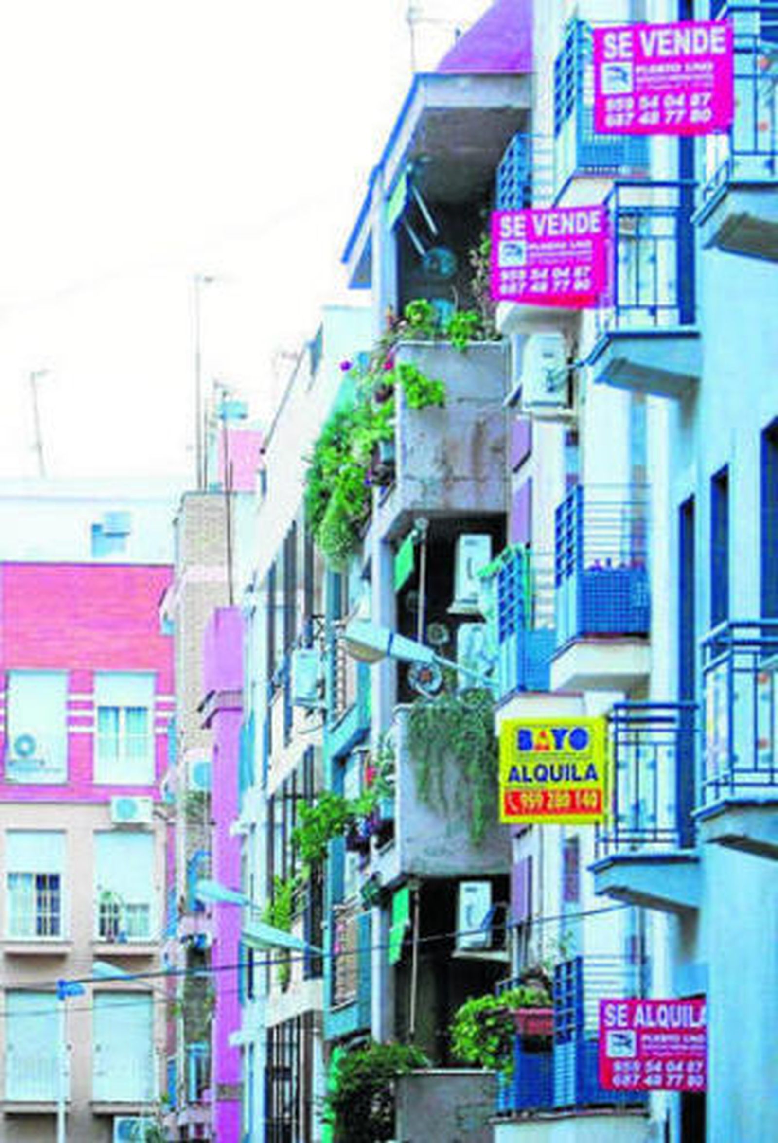 Fachada de un edificio con varias viviendas en venta.