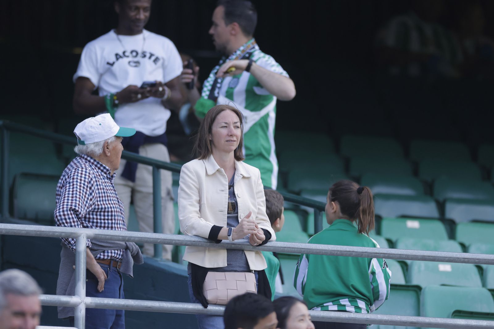 Búscate en las fotos del Betis-Manchester