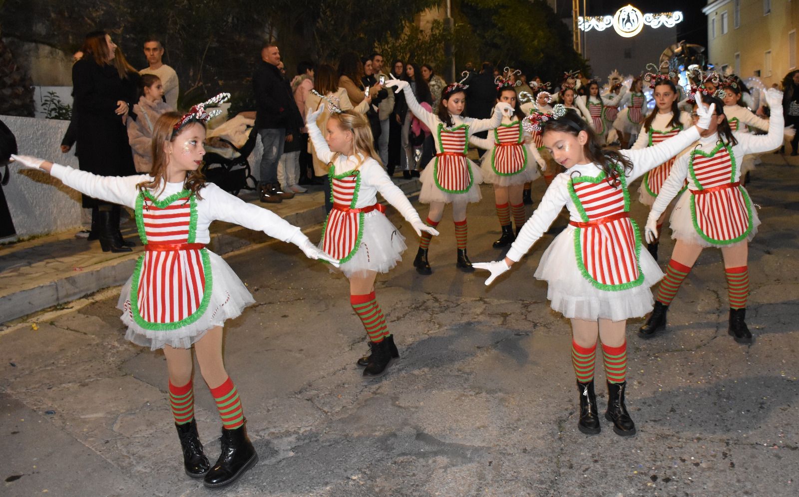 Macael desborda ilusión en la visita de los Reyes Magos: la cabalgata, en imágenes