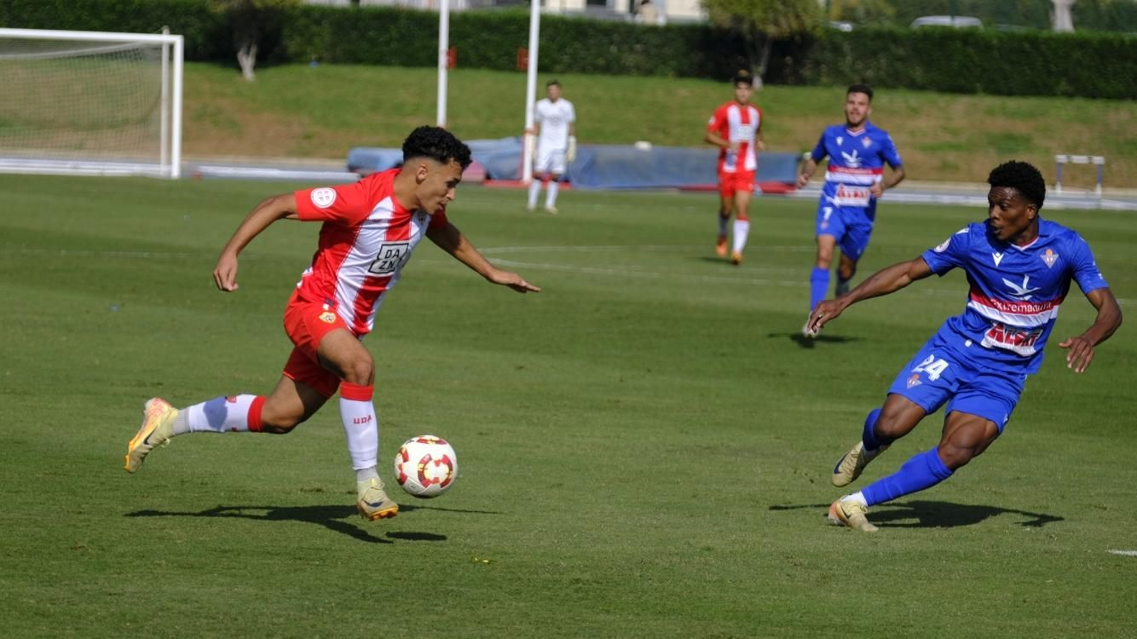 Valen conduce el balón en el duelo contra el Don Benito.