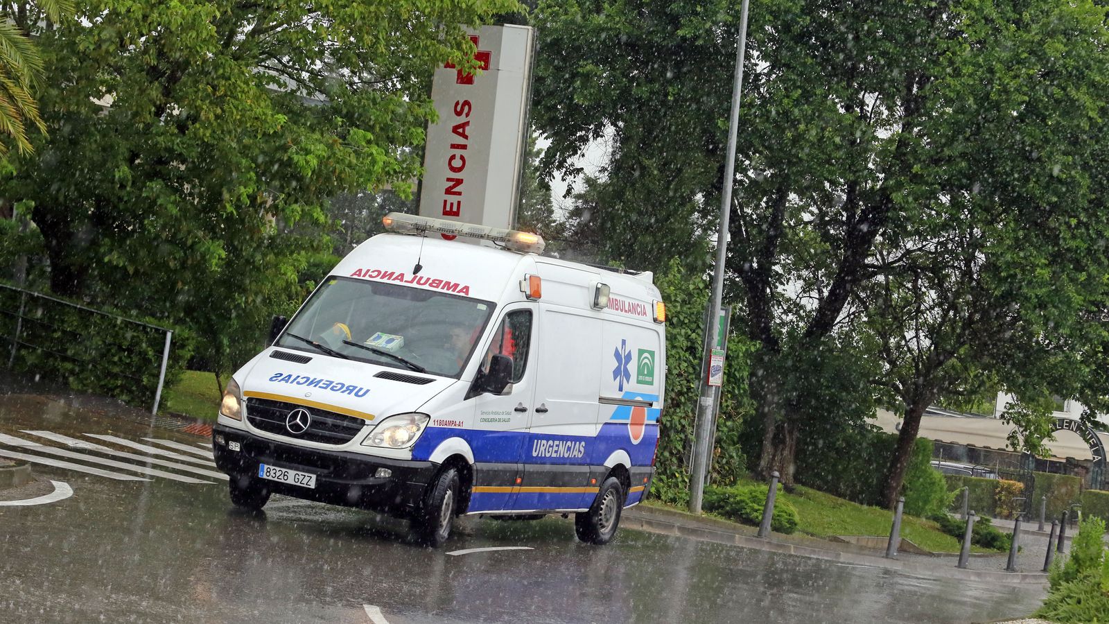 Una ambulancia junto al servicio de Urgencias del hospital esta semana.