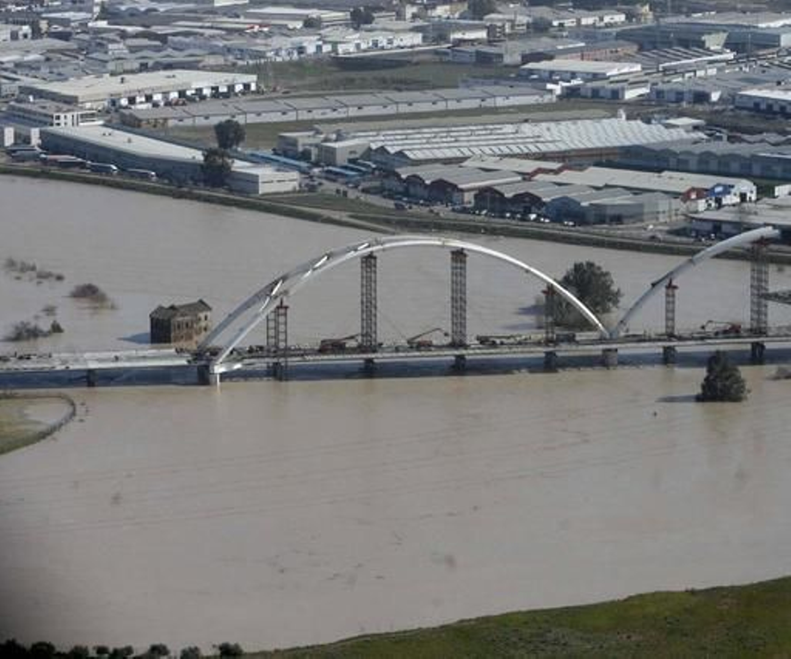 Vista aérea del cauce del río Guadalquivir desbordado a su paso por la zona del aeropuerto, la urbanización Altea y Córdoba. / José Martínez