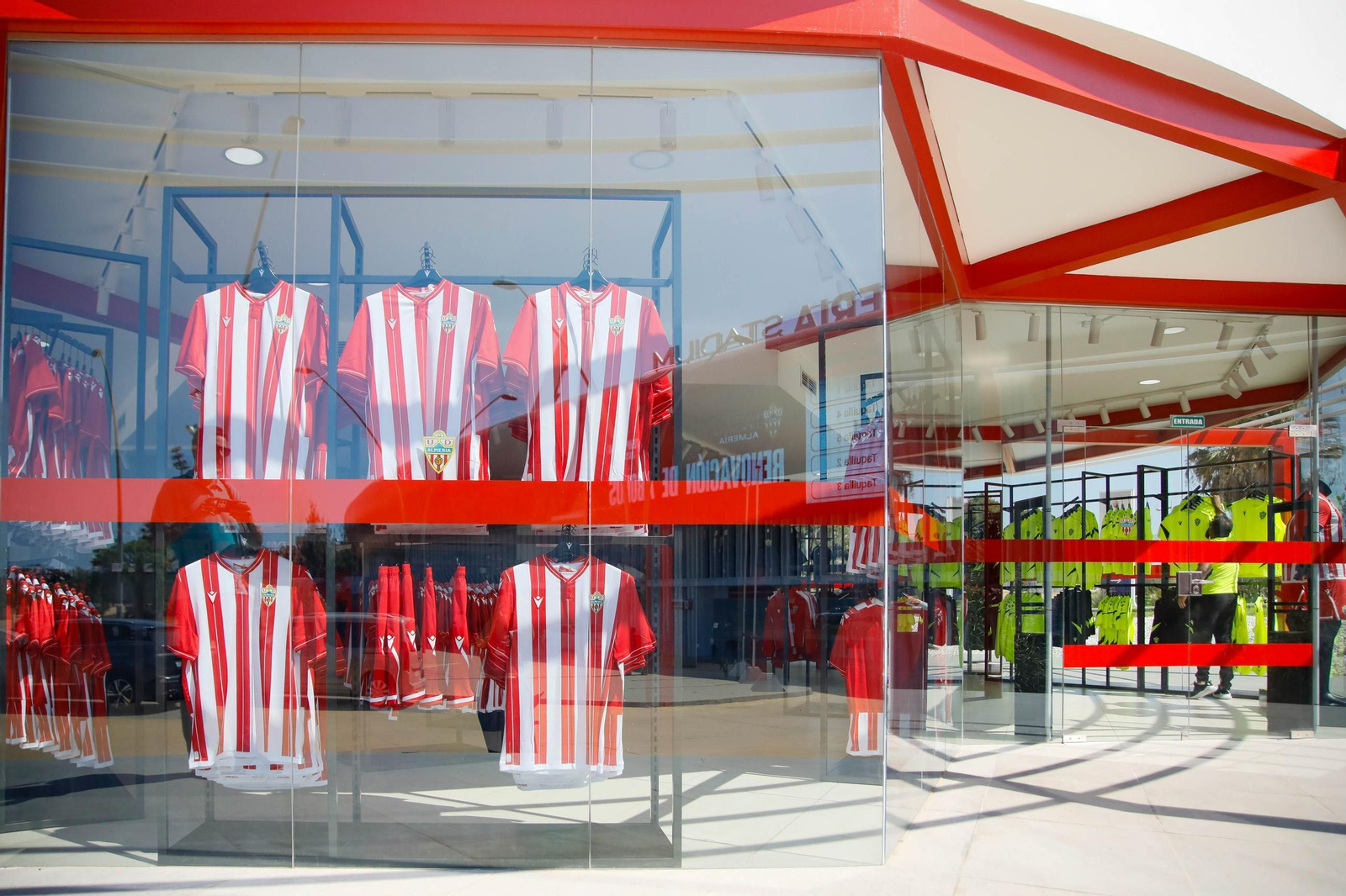 Las imágenes de la campaña de abonos de la UDA y apertura de la tienda del club