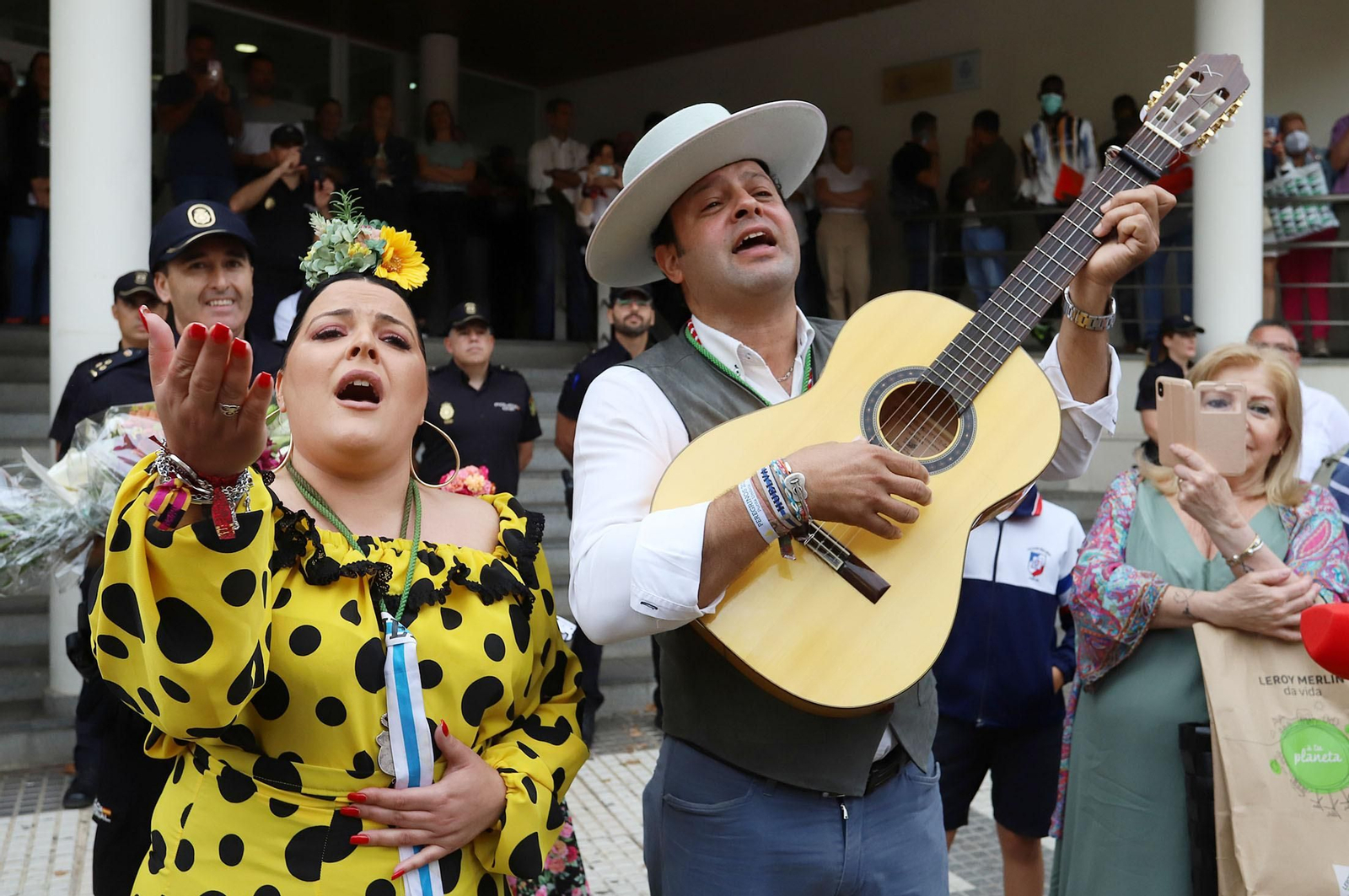 Imágenes de Emigrantes en la Policía Nacional
