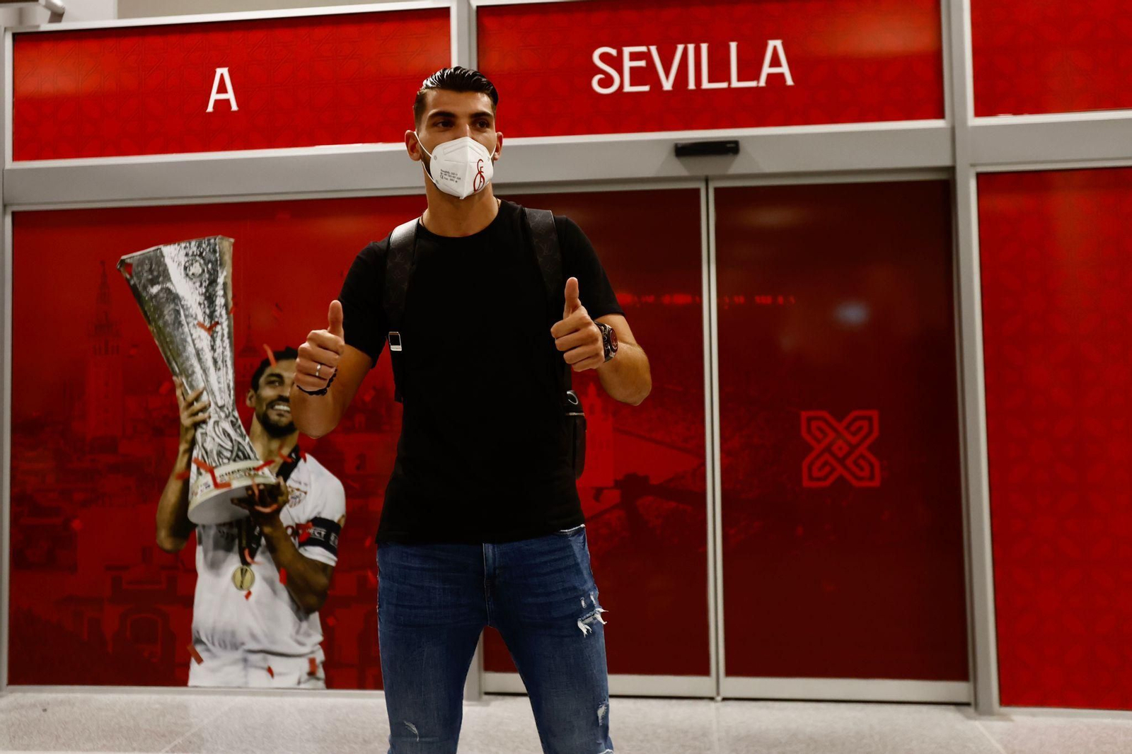 Rafa Mir posa ante la puerta de llegada del aeropuerto de Sevilla.