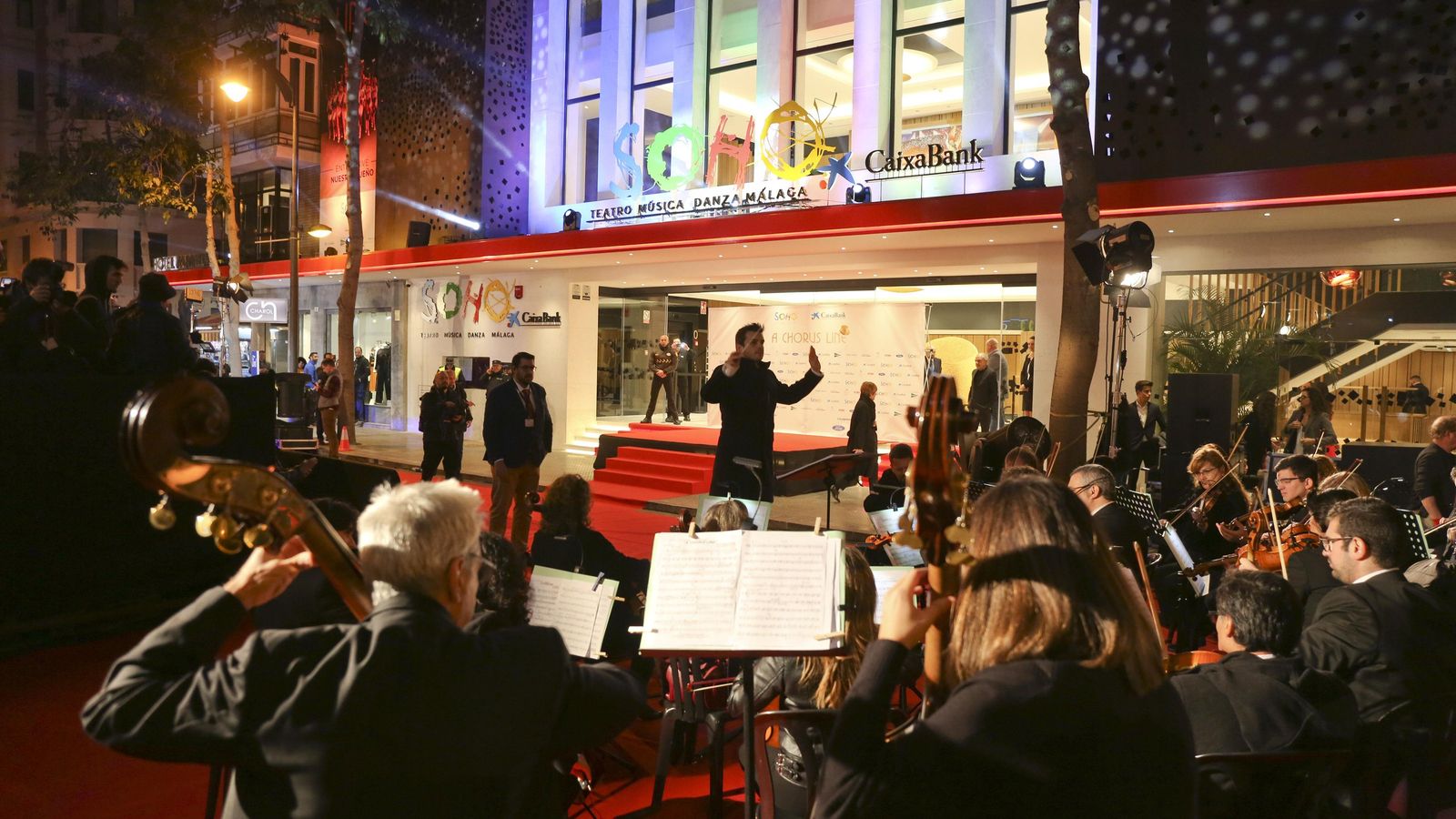 La Orquesta Sinfónica Provincial toca a las puertas del teatro, en la inauguración.