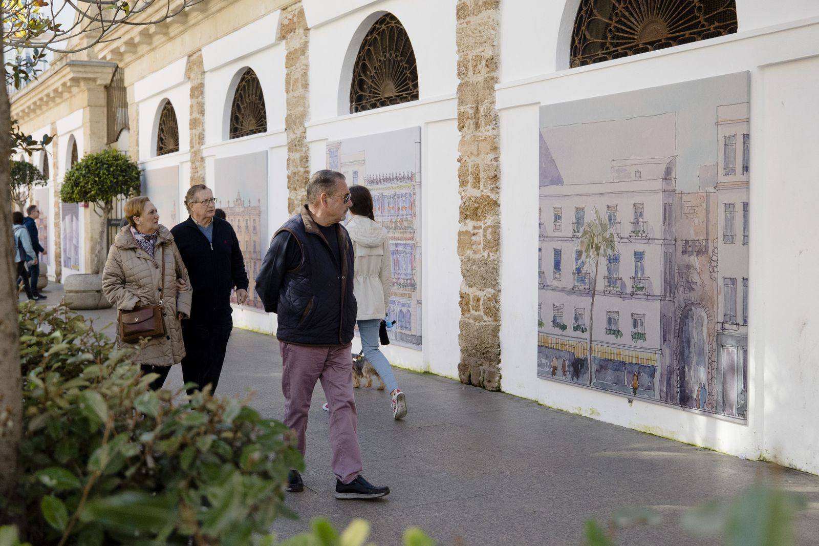 Las imágenes de la inauguración de la exposición de Juan Manuel Fernández Pujol en el exterior del mercado