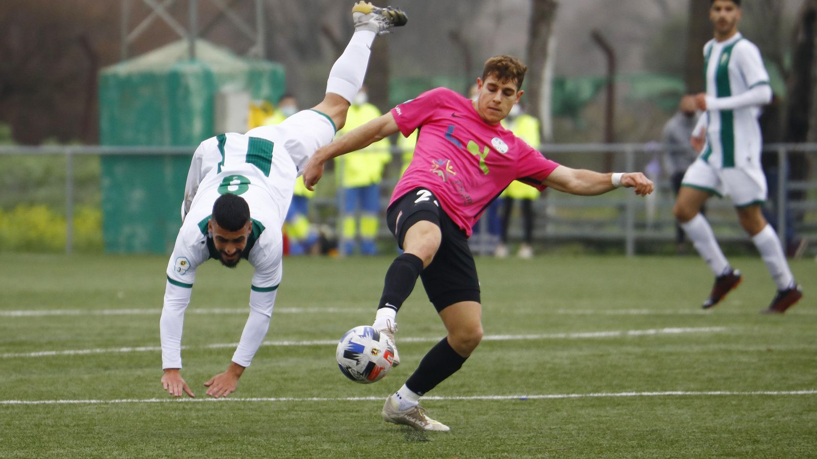 Michael Conejero controla ante la entrada de Moyano.