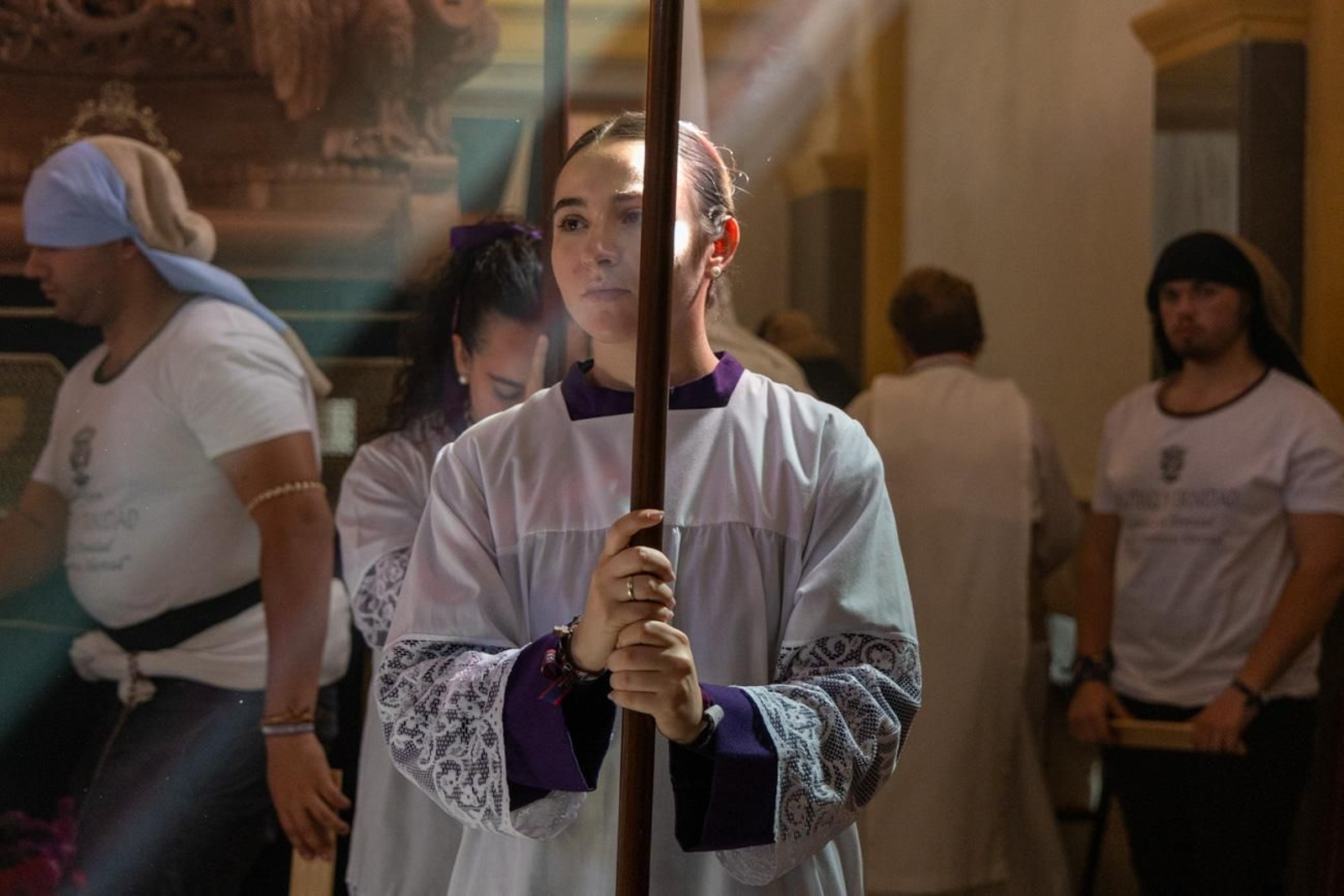 El Miércoles Santo inicia la tarde con los nazarenos trinitarios del barrio de Santa Isabel