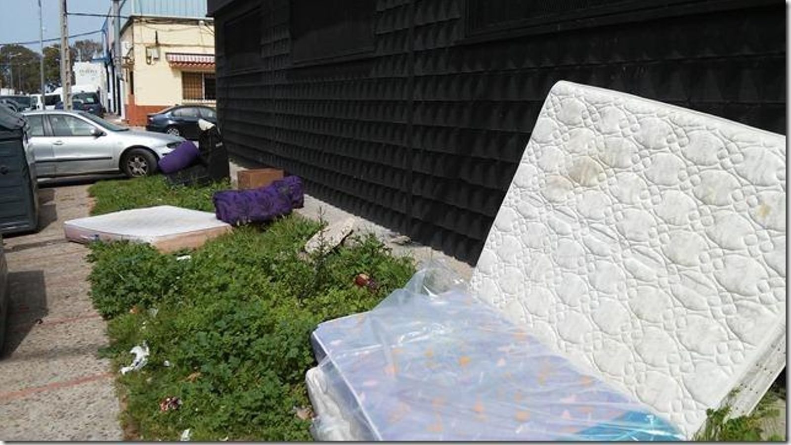 Colchones arrojados en el polígono de Fadricas I