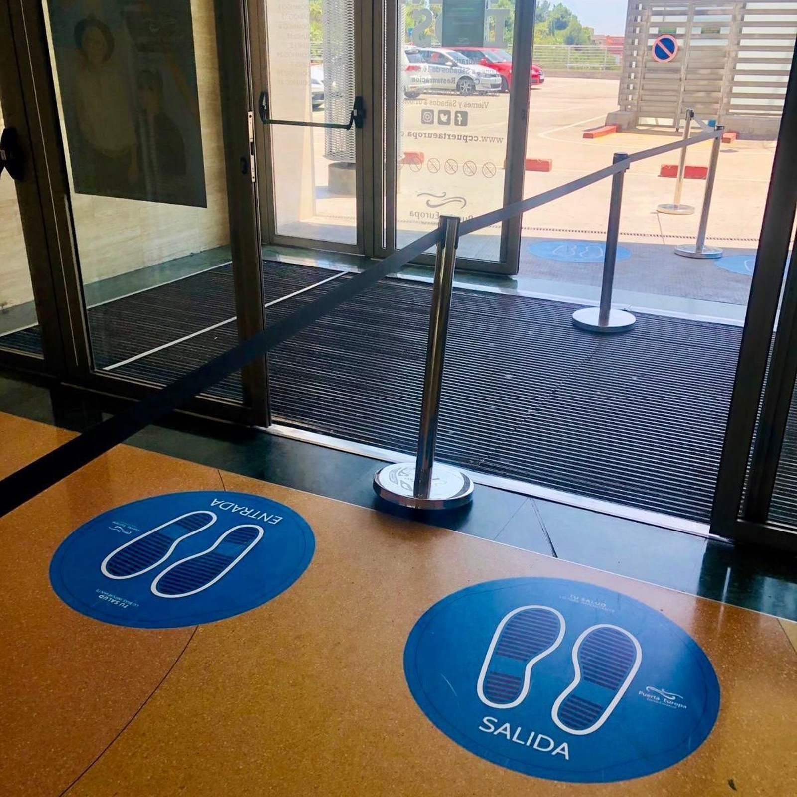 Marcas en el suelo del Centro Comercial Puerta Europa de Algeciras.