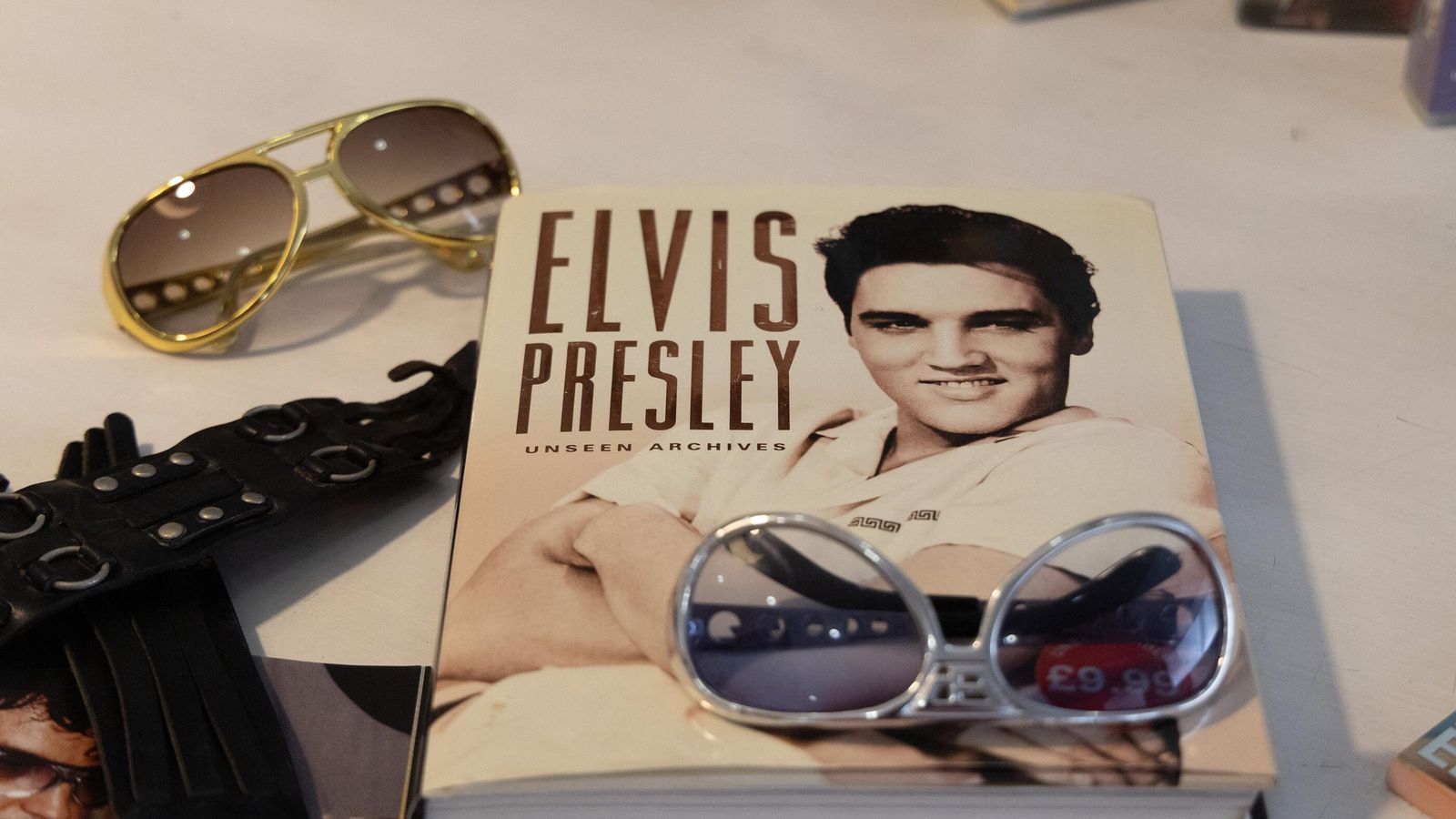 Gafas y material de Elvis en casa de José Luis Blanco.