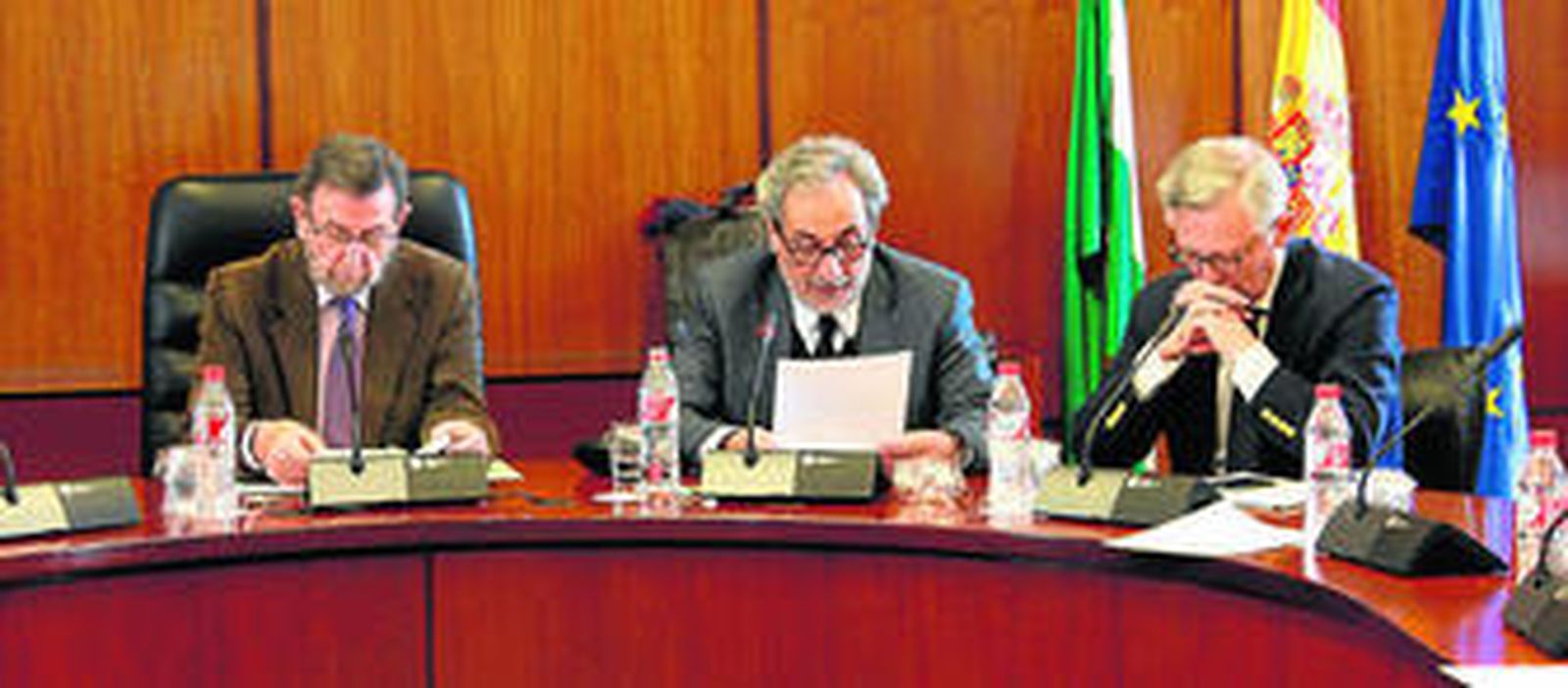 Chamizo lee un resumen de su informe anual en presencia de Manuel Gracia, presidente del Parlamento andaluz.