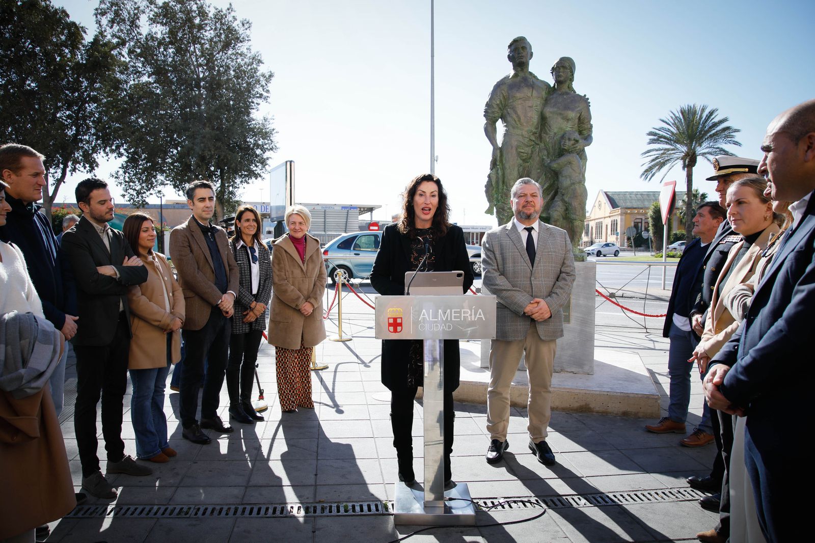 Imágenes de la inauguración sobre escultura ‘Familia Marinera’, del escultor Francisco Javier Galán, en homenaje a las familias de pescadores en Pescadería-La Chanca
