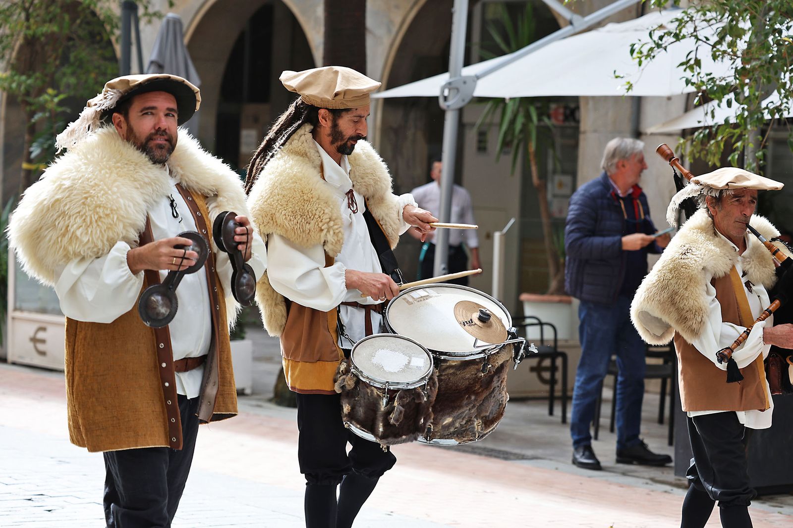 Imágenes del pasacalles de la Feria Medieval de Palos de la Frontera por las calles de Huelva