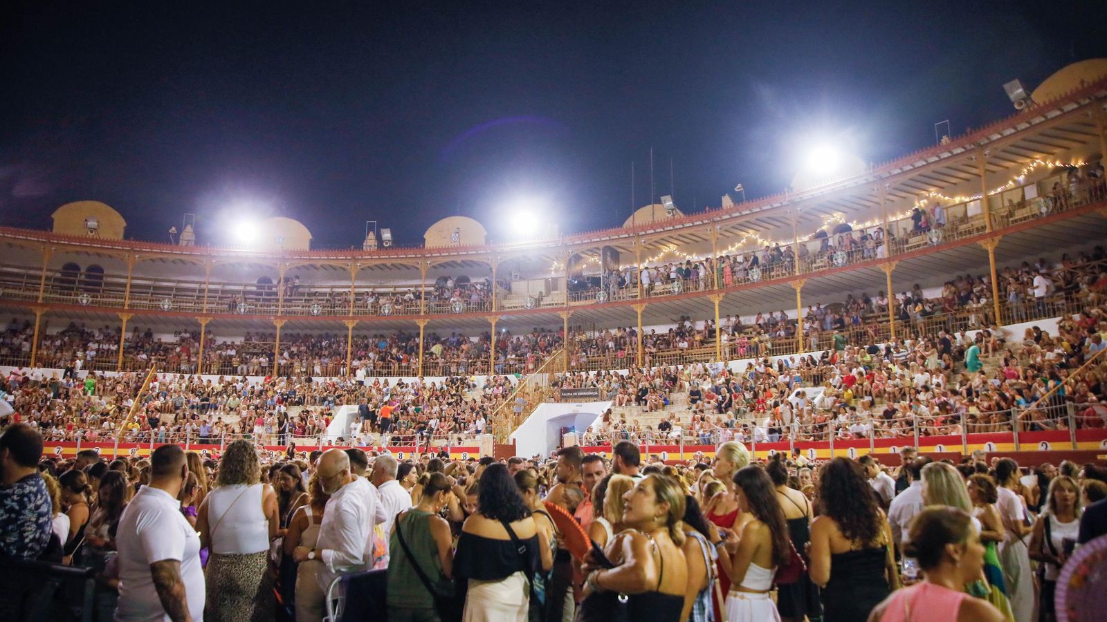 Aspecto que presentaba la plaza de Toros de Almería con un público entregado desde el primer minuto.