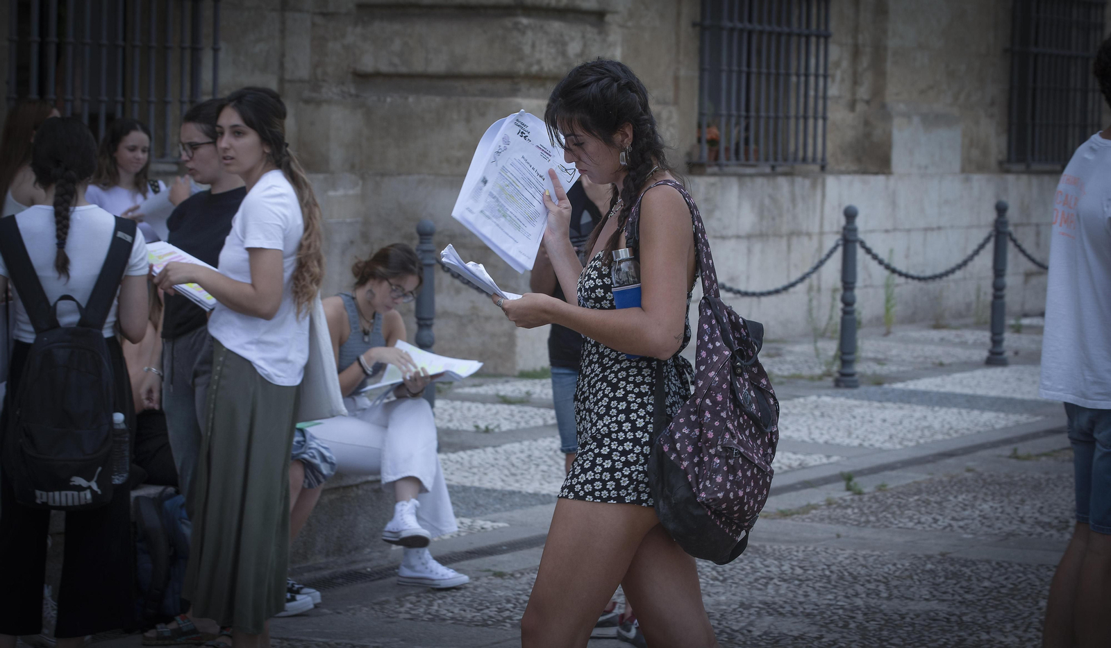 Alumnos en la lonja del Rectorado de la US.