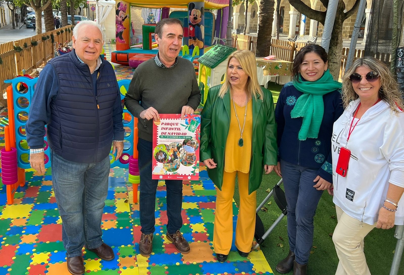 Mamen Sánchez, en el espacio infantil de la plaza del Arenal de Asunico.